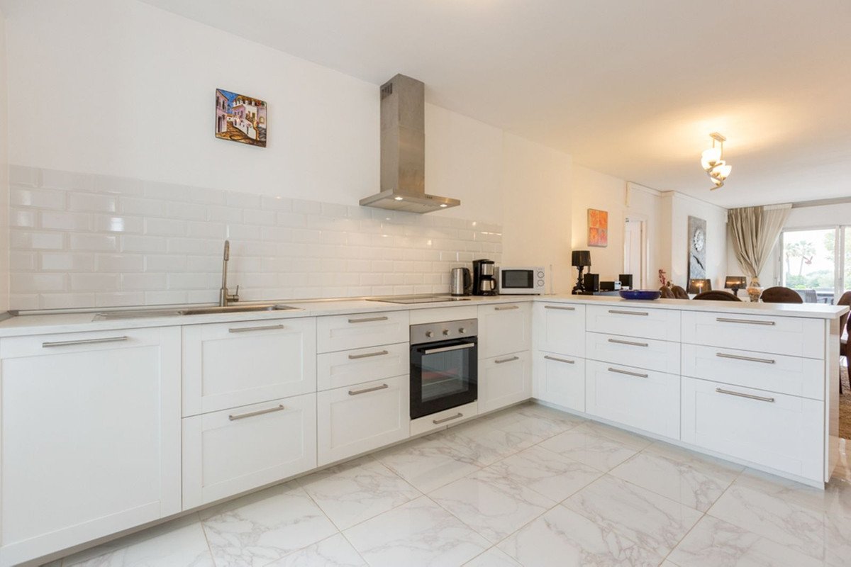2 Bed Top Floor Apartment in Puerto Banús