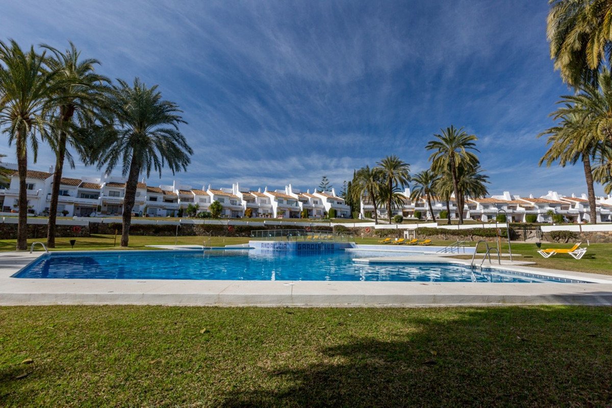 2 Bed Top Floor Apartment in Puerto Banús