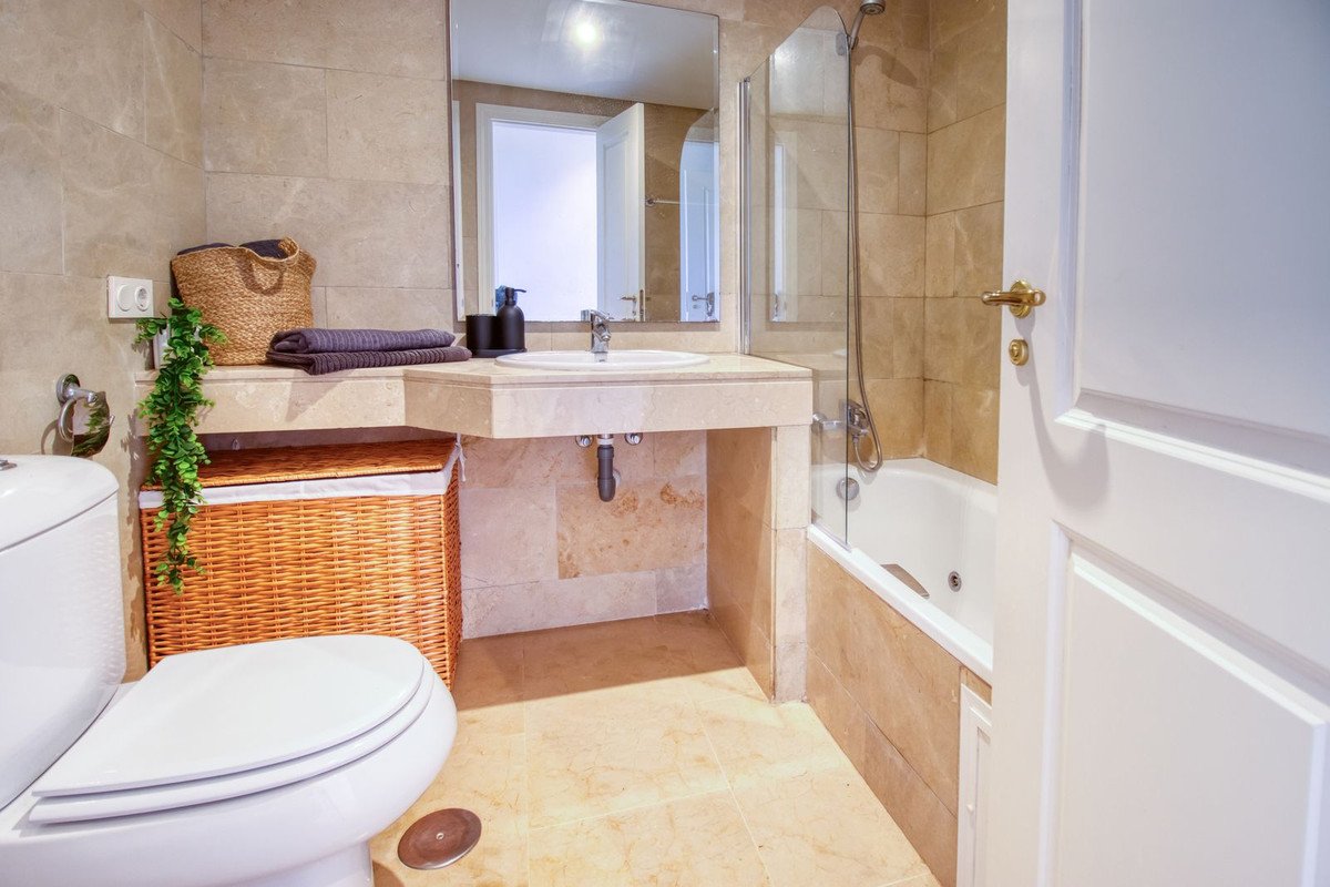 2 Bed Middle Floor Apartment in La Duquesa
