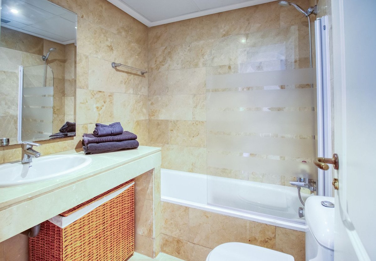 2 Bed Middle Floor Apartment in La Duquesa