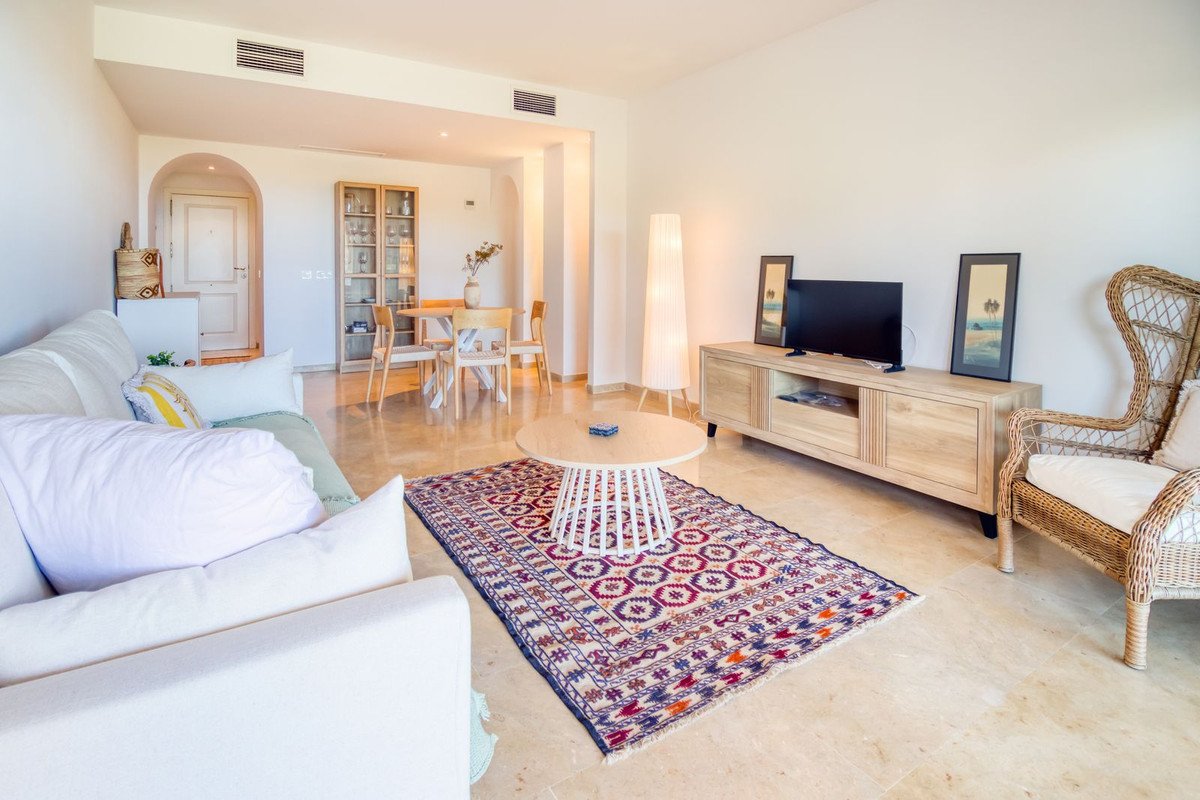 2 Bed Middle Floor Apartment in La Duquesa