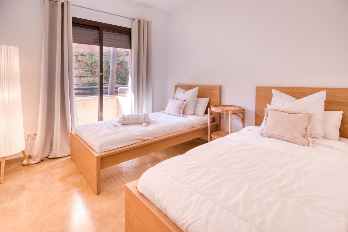 2 Bed Middle Floor Apartment in La Duquesa