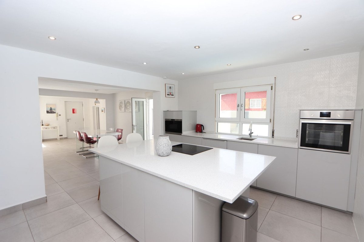 4 Bed Detached Villa in Los Balcones