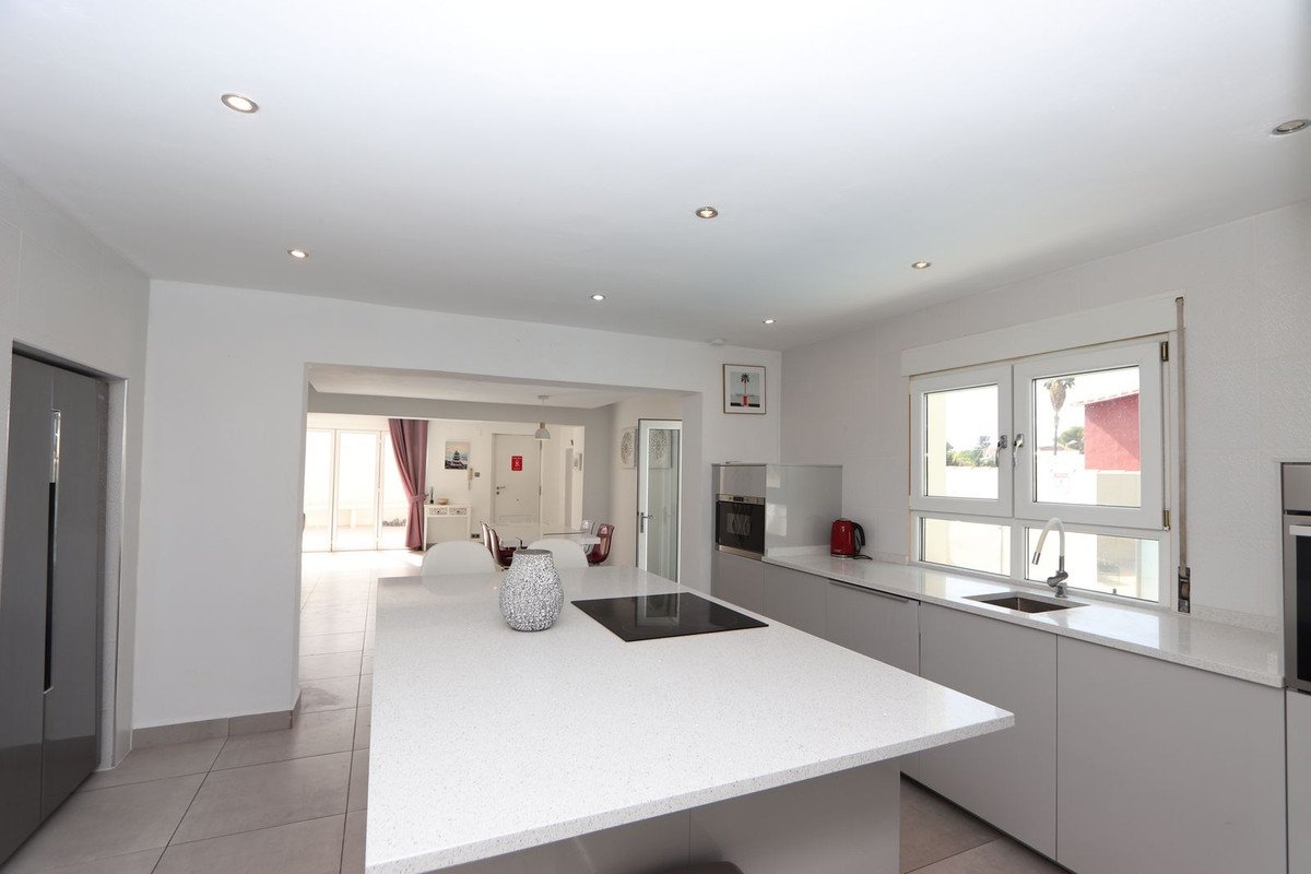 4 Bed Detached Villa in Los Balcones