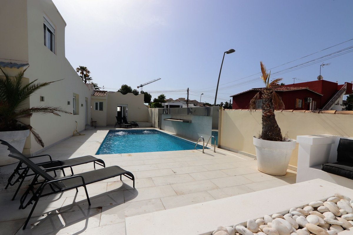 4 Bed Detached Villa in Los Balcones