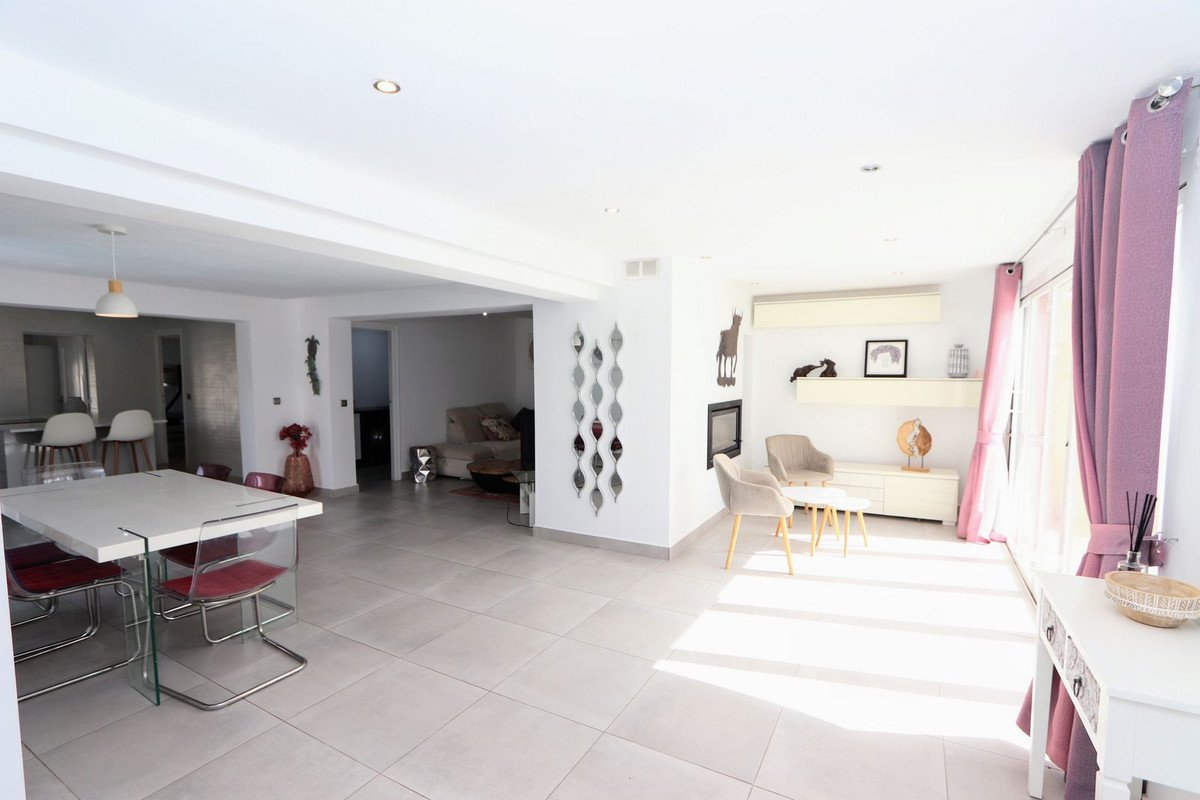 4 Bed Detached Villa in Los Balcones