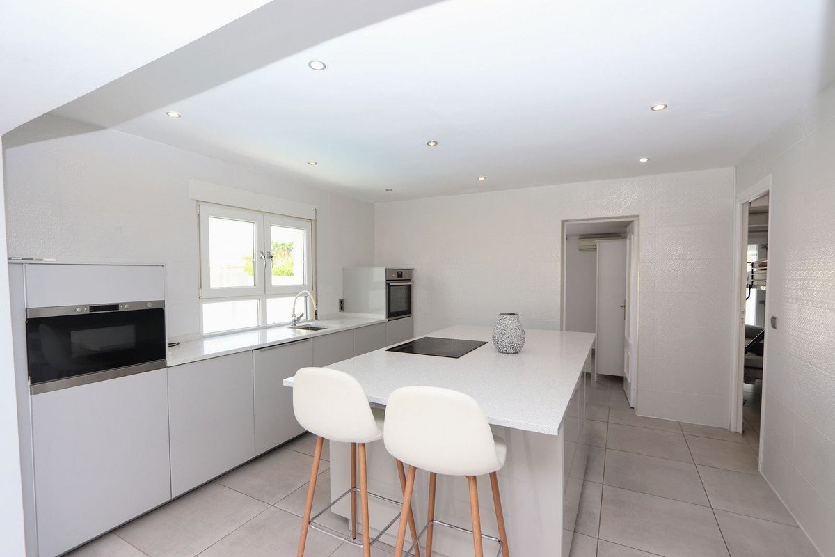 4 Bed Detached Villa in Los Balcones