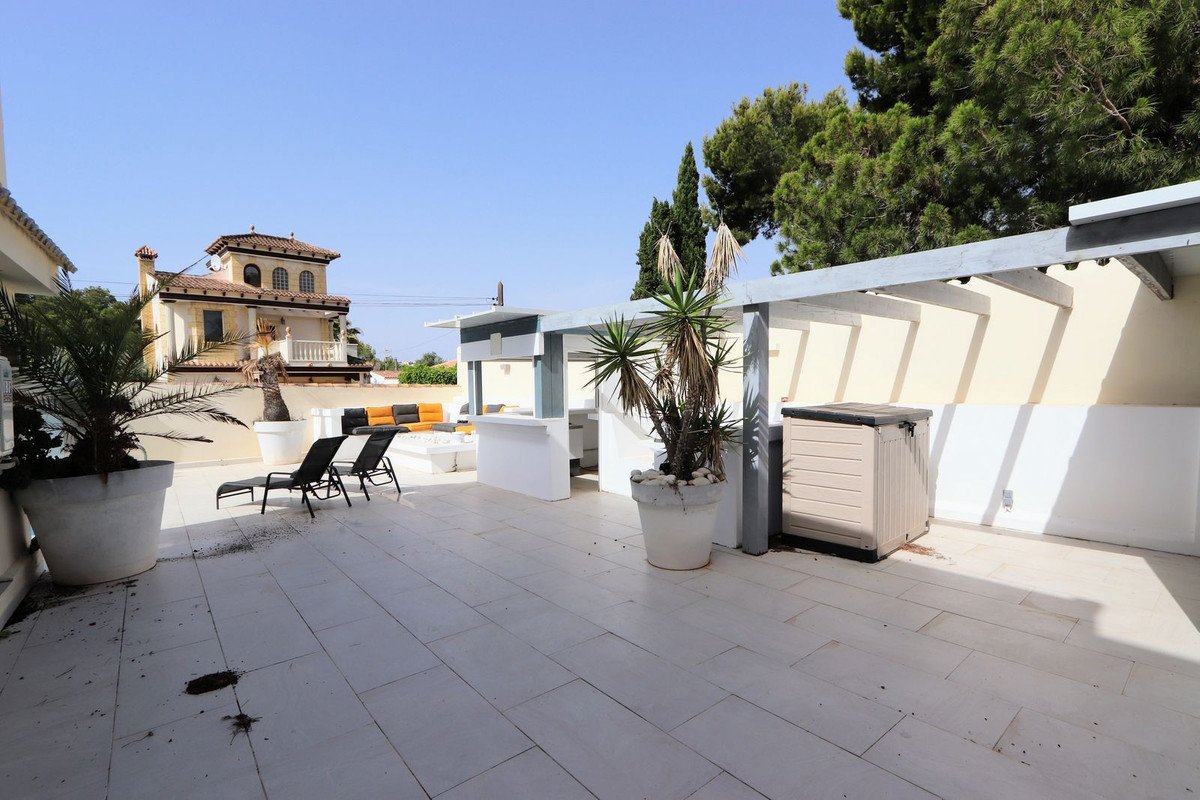 4 Bed Detached Villa in Los Balcones