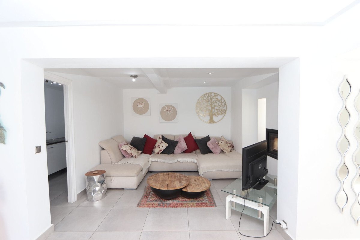 4 Bed Detached Villa in Los Balcones