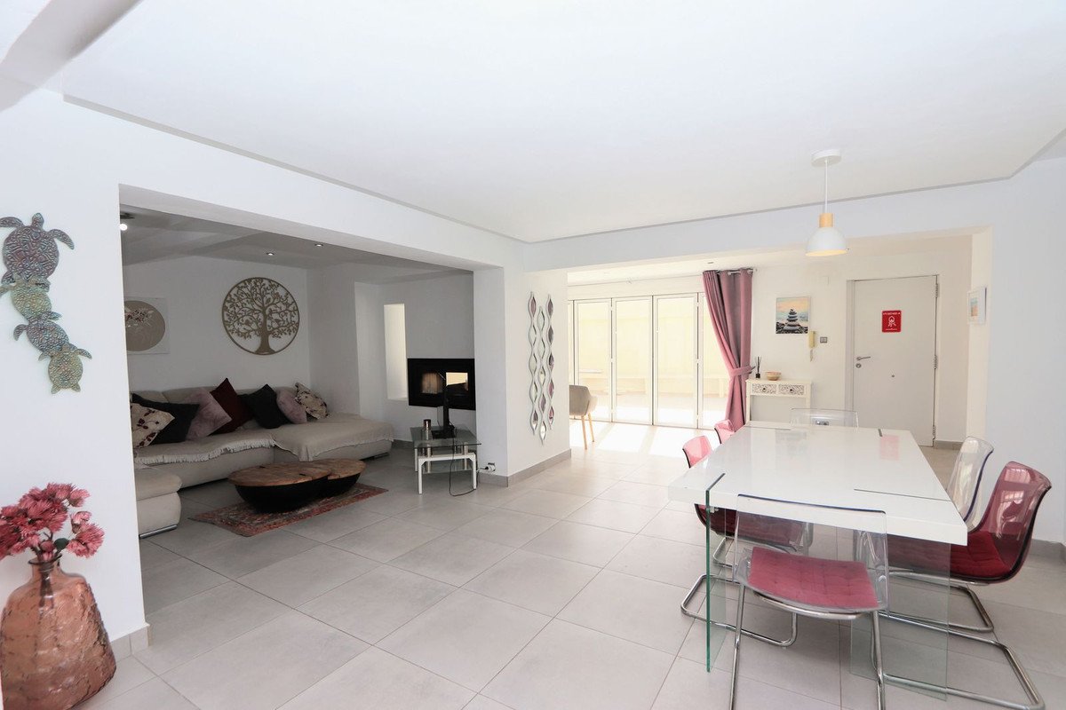 4 Bed Detached Villa in Los Balcones