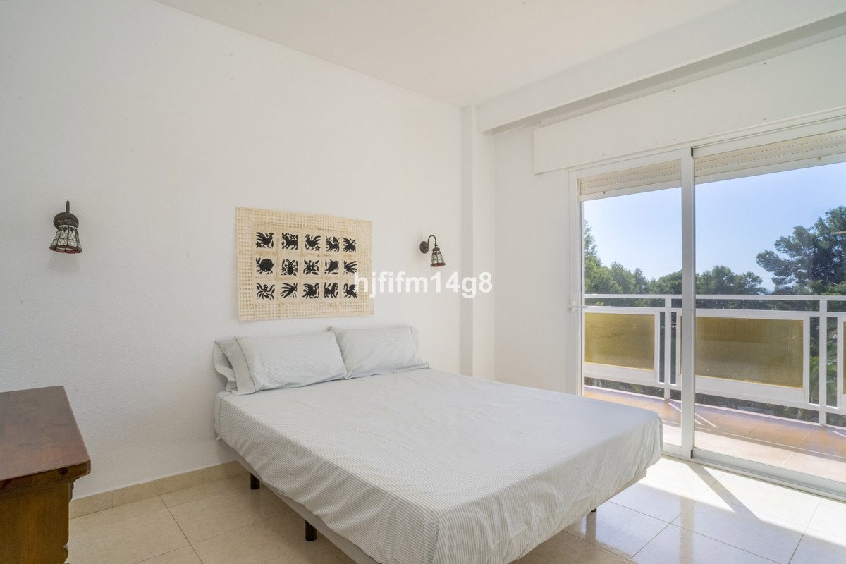 2 Bed Middle Floor Apartment in Nueva Andalucía