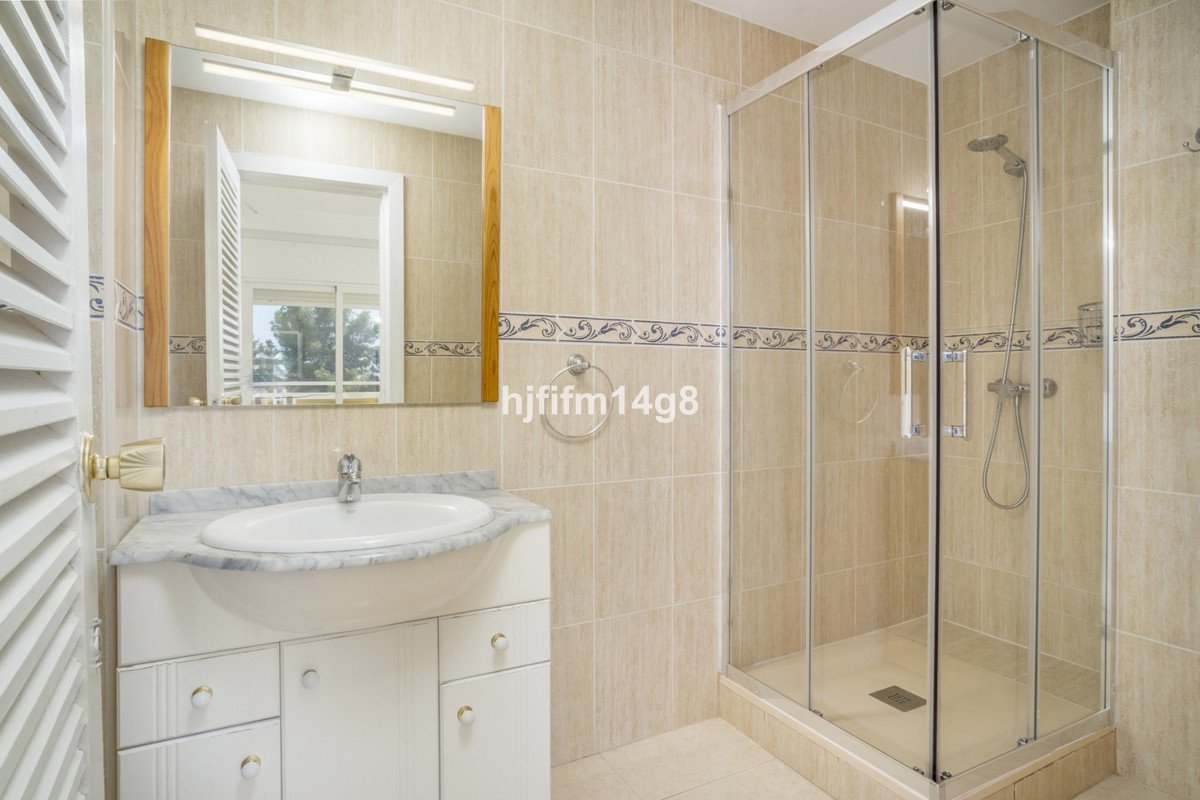 2 Bed Middle Floor Apartment in Nueva Andalucía