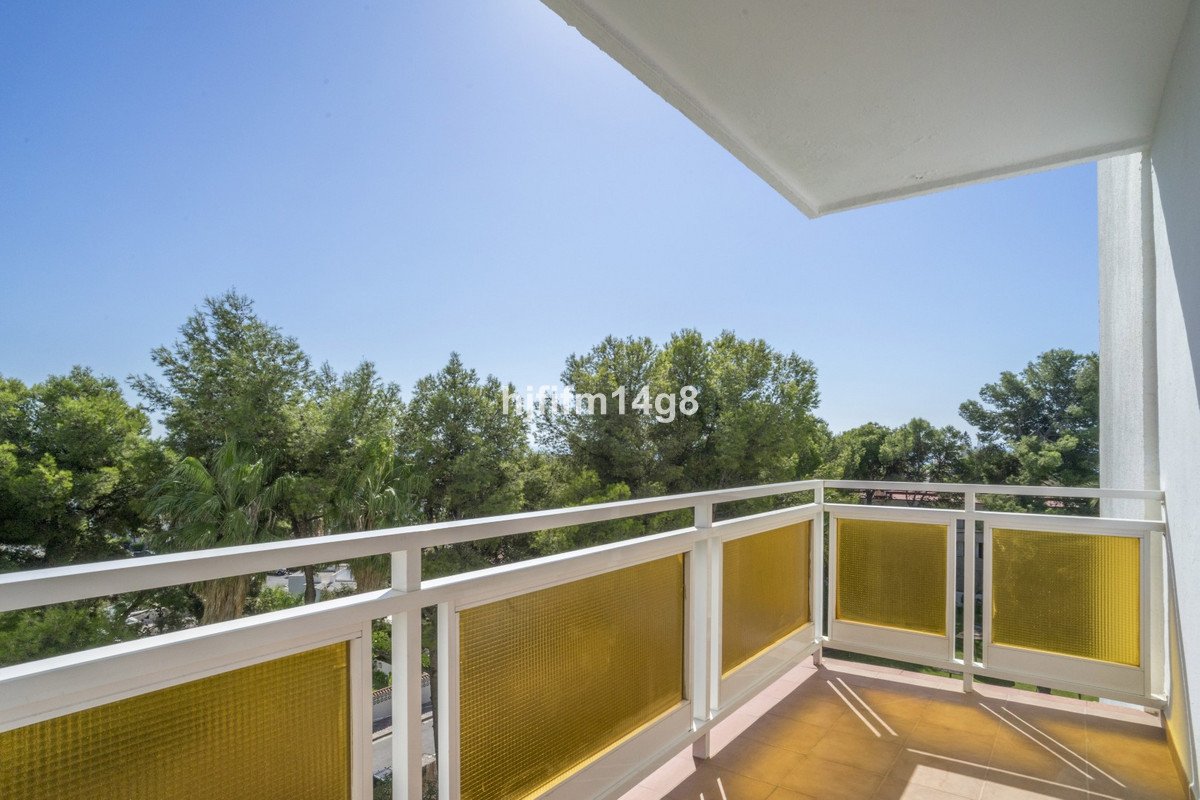 2 Bed Middle Floor Apartment in Nueva Andalucía