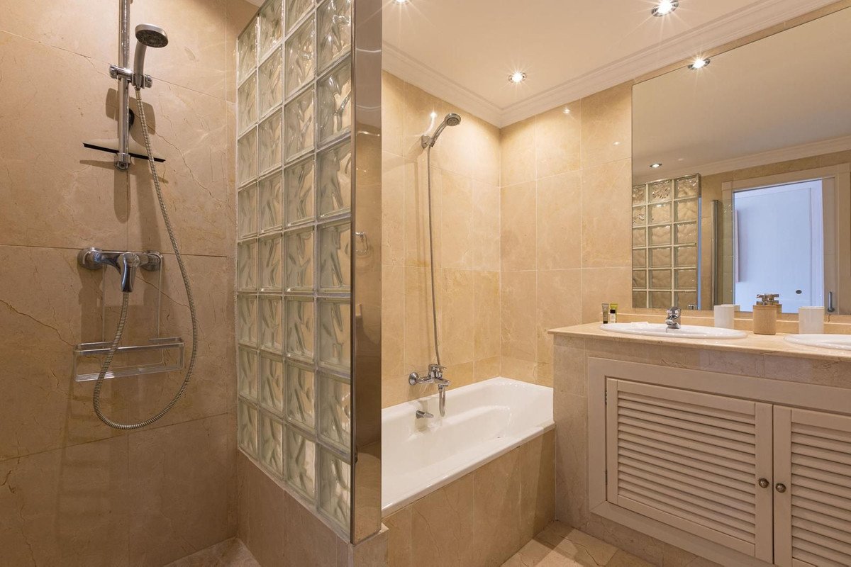 2 Bed Middle Floor Apartment in Nueva Andalucía