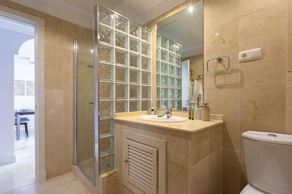 2 Bed Middle Floor Apartment in Nueva Andalucía