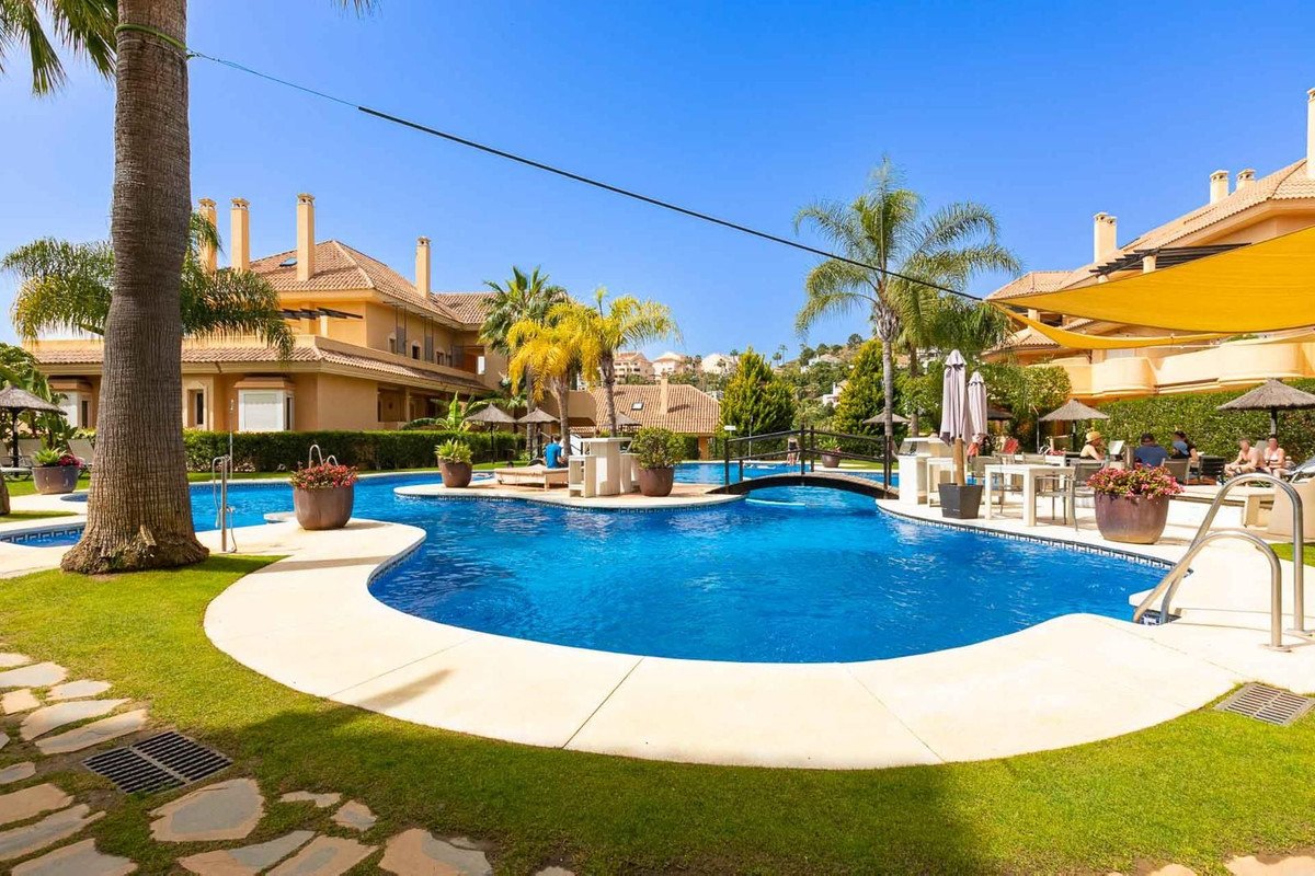 2 Bed Middle Floor Apartment in Nueva Andalucía