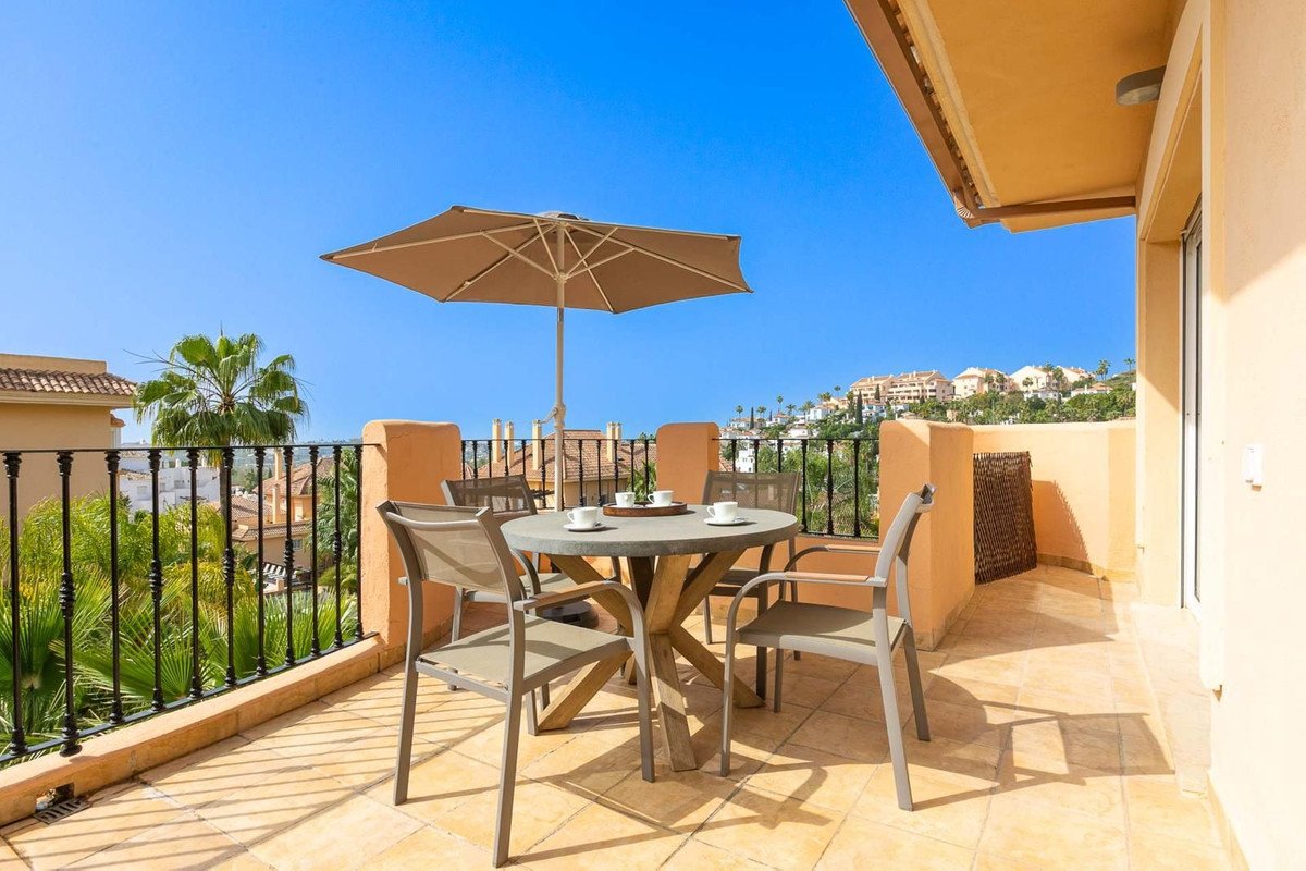 2 Bed Middle Floor Apartment in Nueva Andalucía