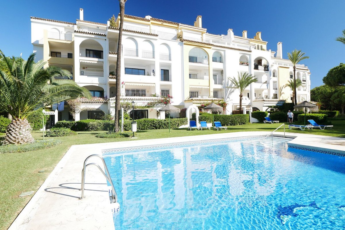 2 Bed Middle Floor Apartment in Puerto de Cabopino