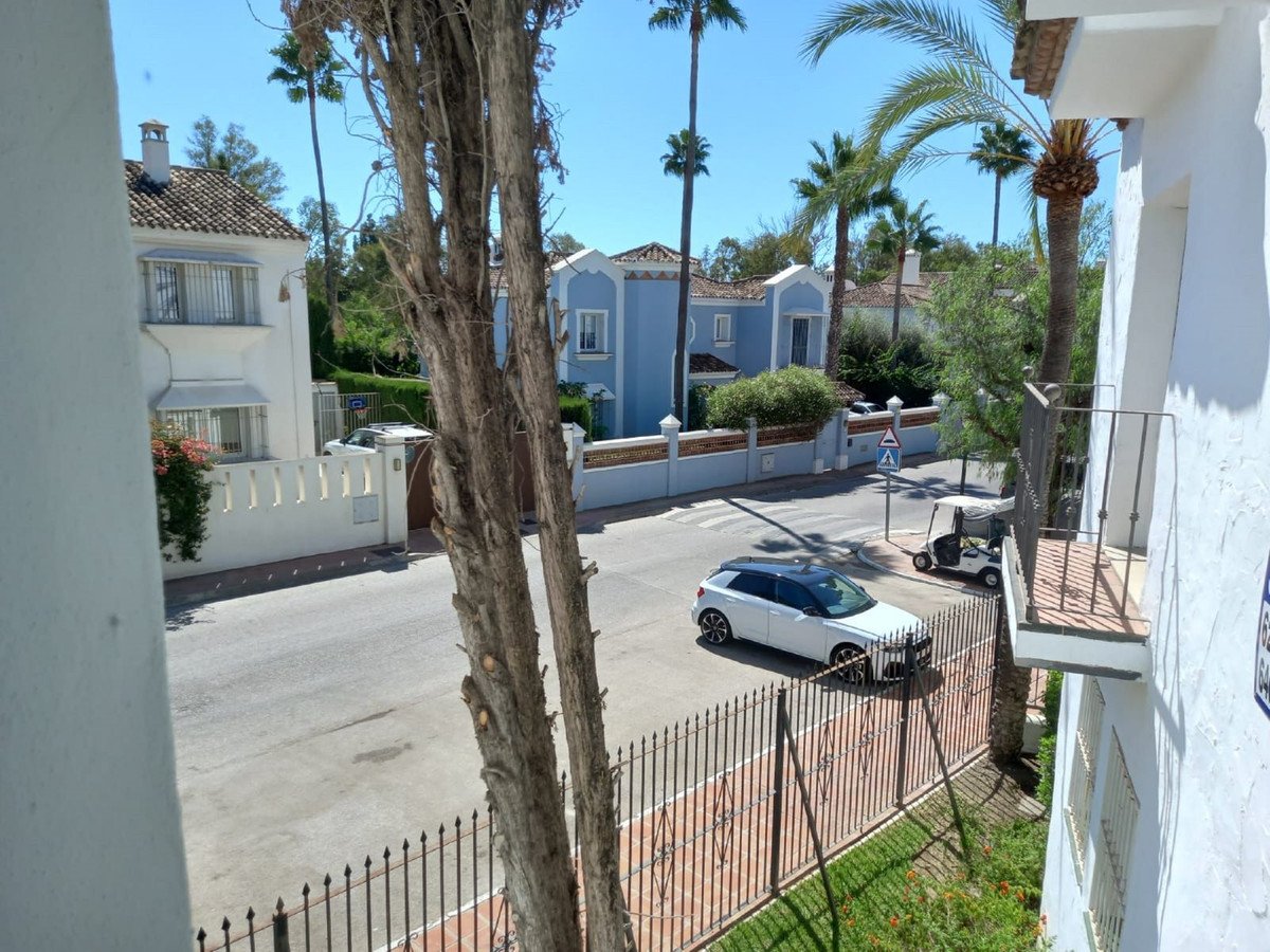 3 Bed Middle Floor Apartment in Guadalmina Baja