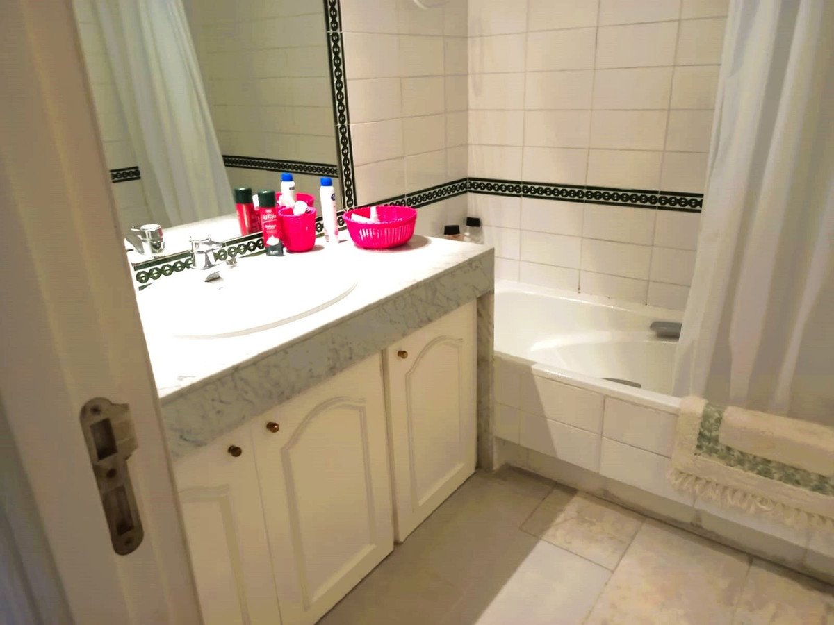 3 Bed Middle Floor Apartment in Guadalmina Baja