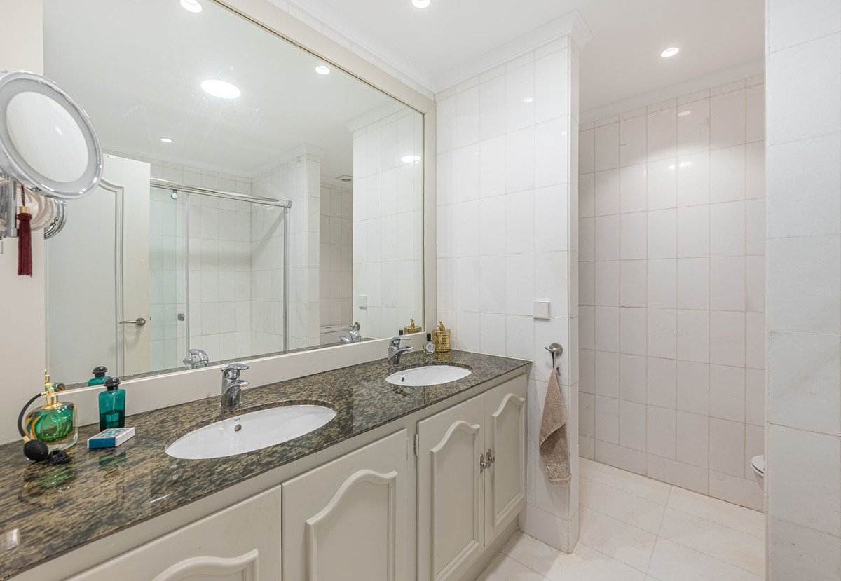 2 Bed Middle Floor Apartment in The Golden Mile