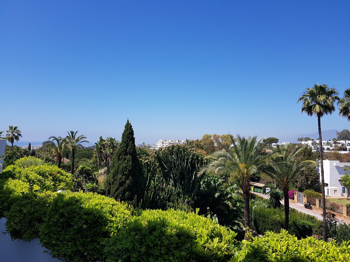 2 Bed Middle Floor Apartment in The Golden Mile
