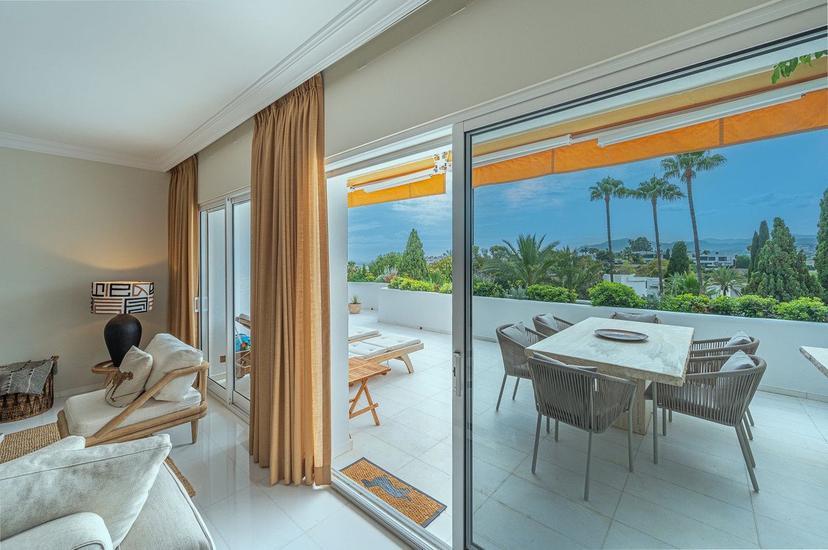 2 Bed Middle Floor Apartment in The Golden Mile