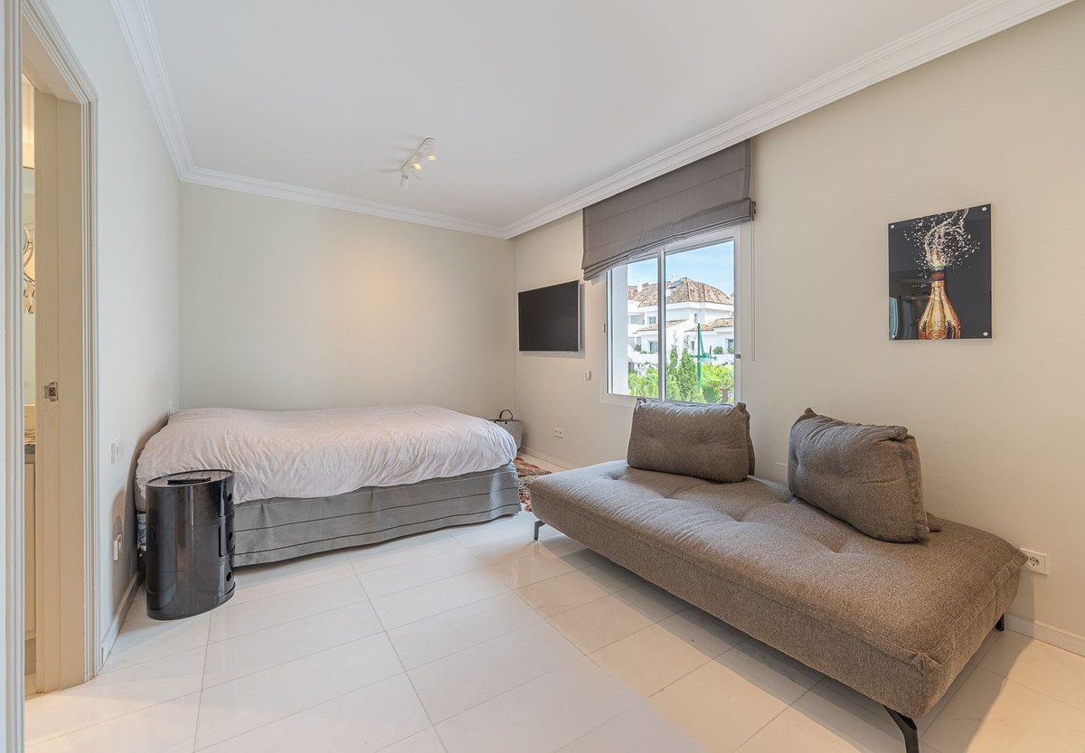 2 Bed Middle Floor Apartment in The Golden Mile