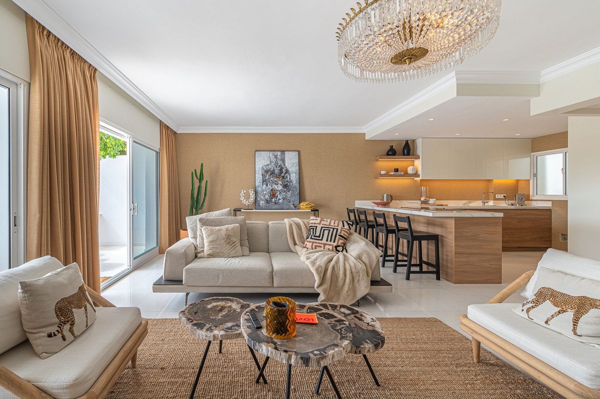 2 Bed Middle Floor Apartment in The Golden Mile