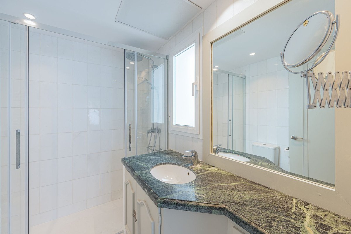 2 Bed Middle Floor Apartment in The Golden Mile