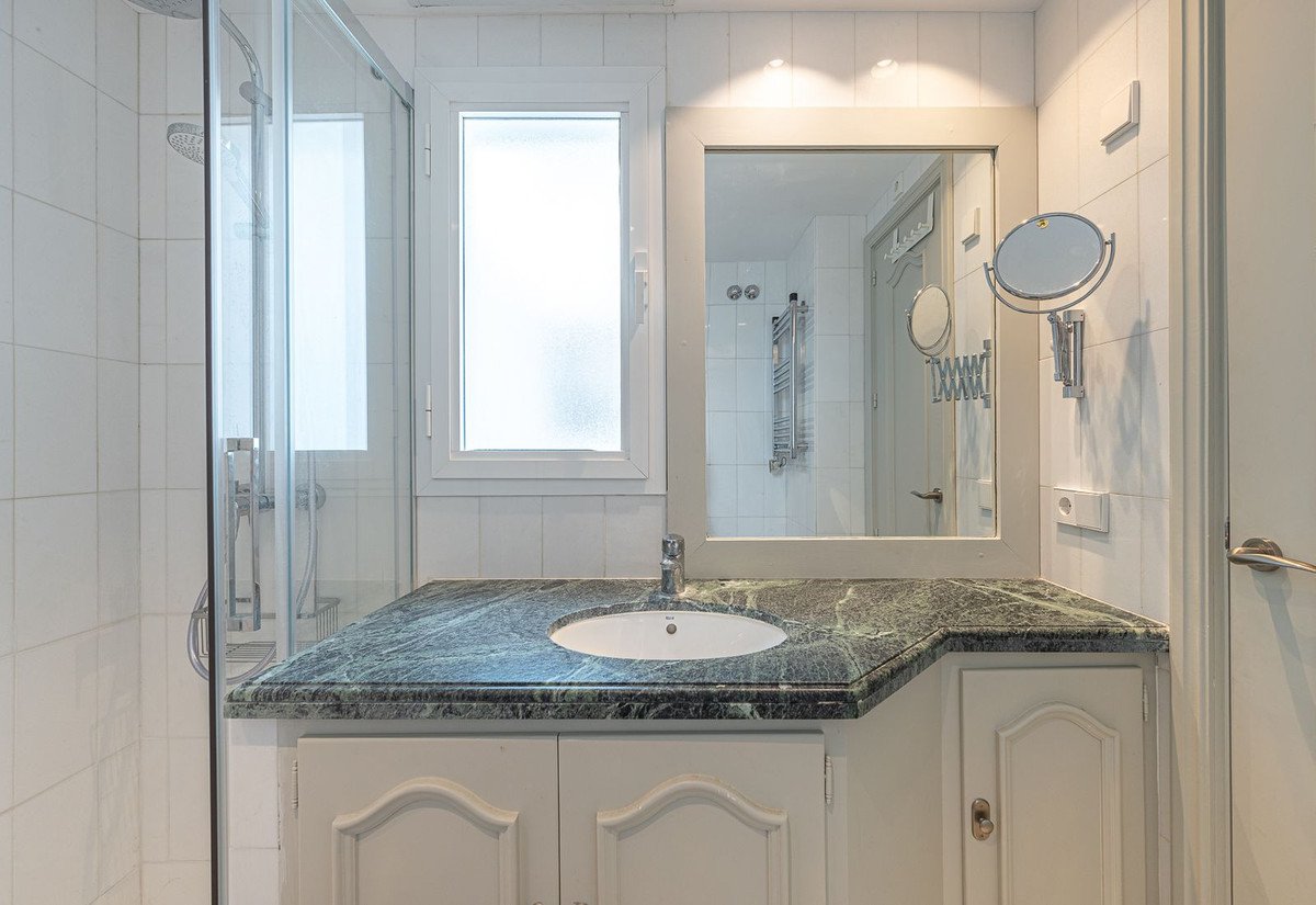 2 Bed Middle Floor Apartment in The Golden Mile
