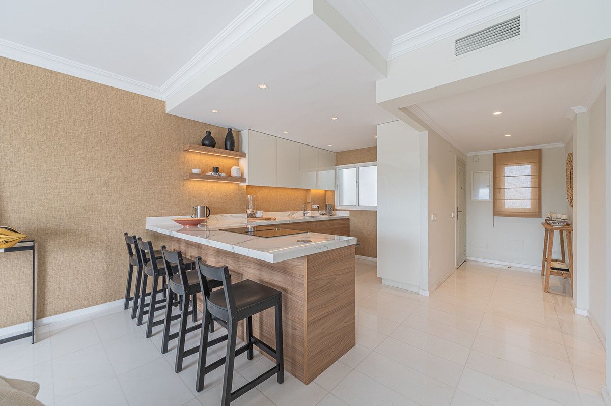 2 Bed Middle Floor Apartment in The Golden Mile