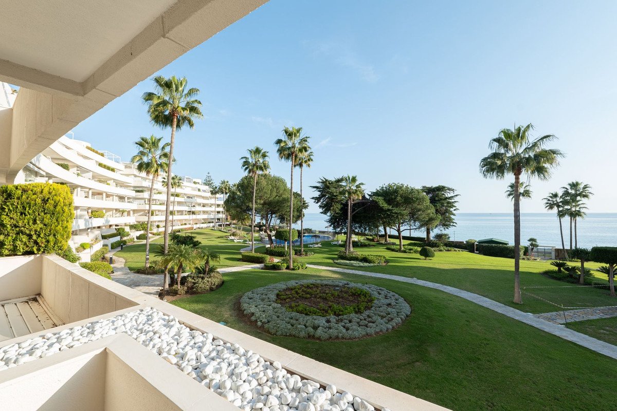 2 Bed Middle Floor Apartment in Estepona