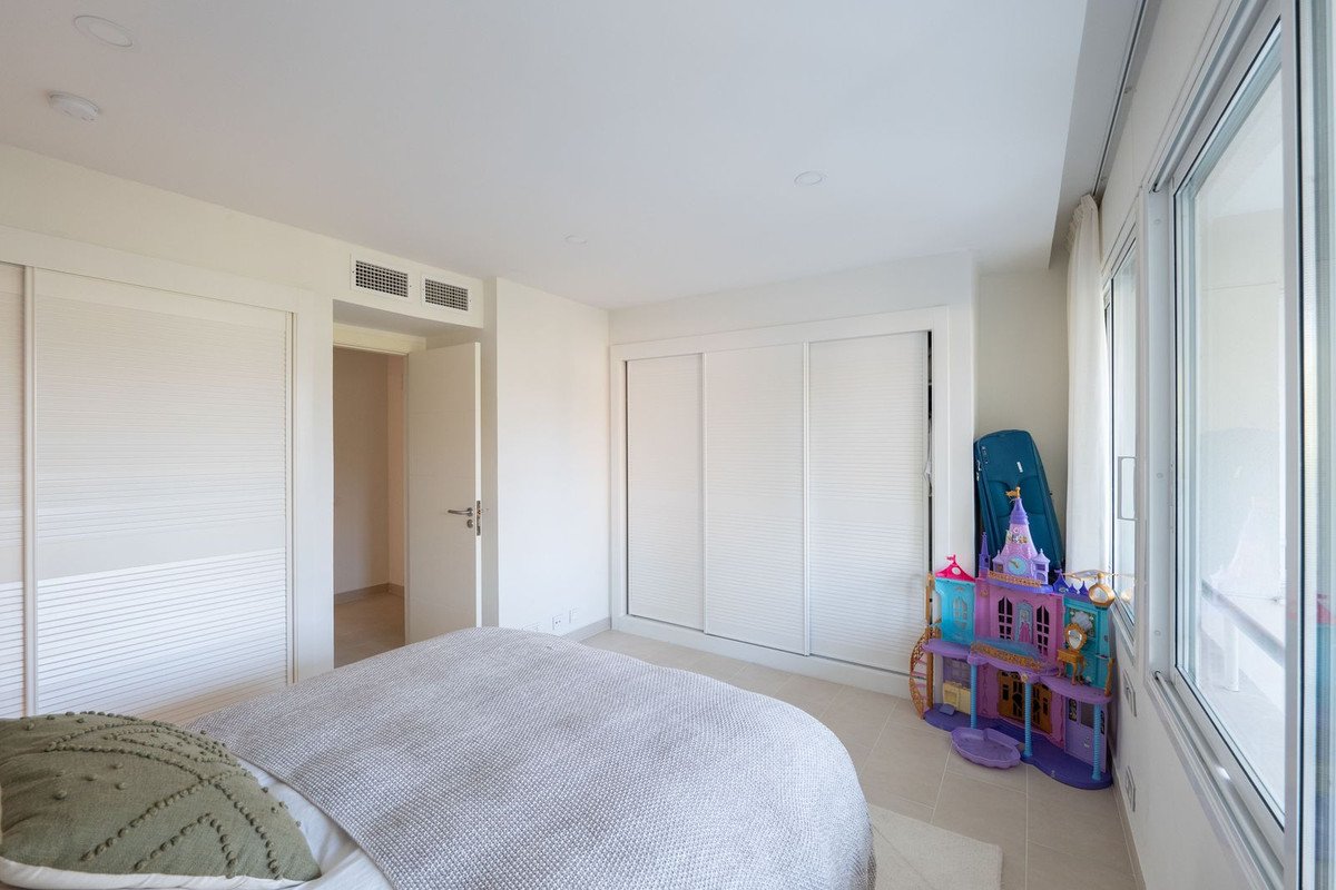 2 Bed Middle Floor Apartment in Estepona