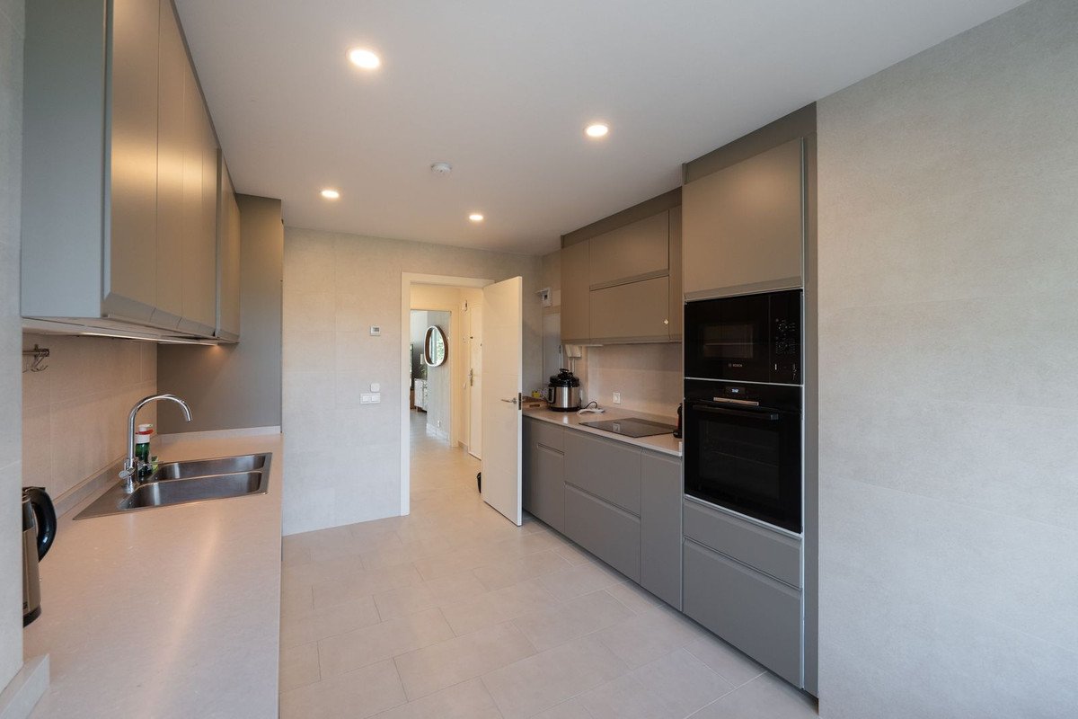 2 Bed Middle Floor Apartment in Estepona