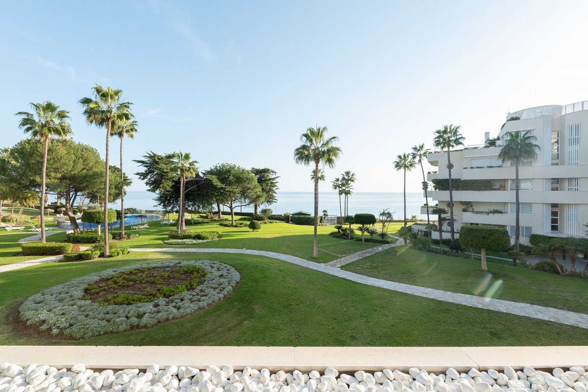 2 Bed Middle Floor Apartment in Estepona