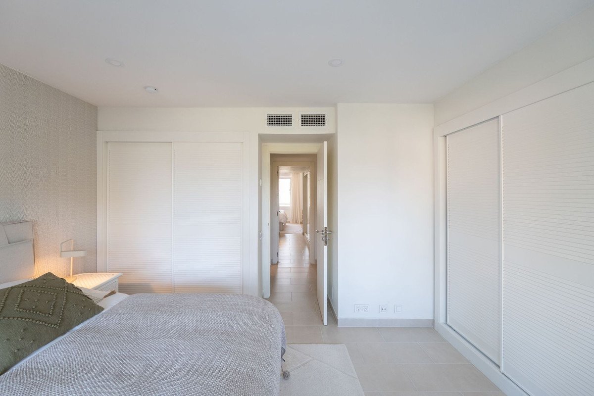 2 Bed Middle Floor Apartment in Estepona