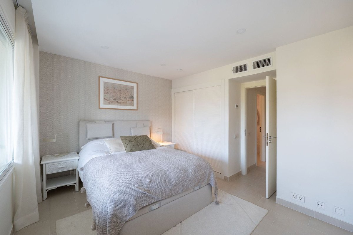 2 Bed Middle Floor Apartment in Estepona