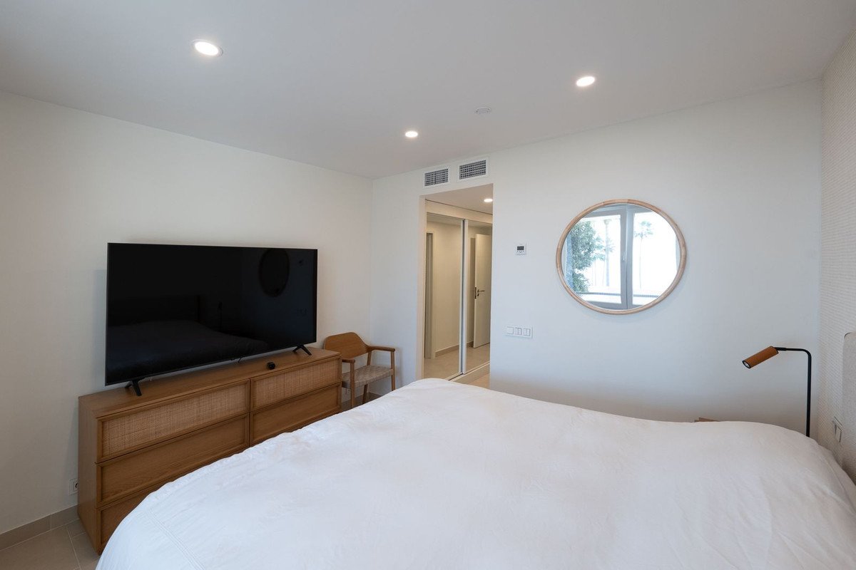 2 Bed Middle Floor Apartment in Estepona