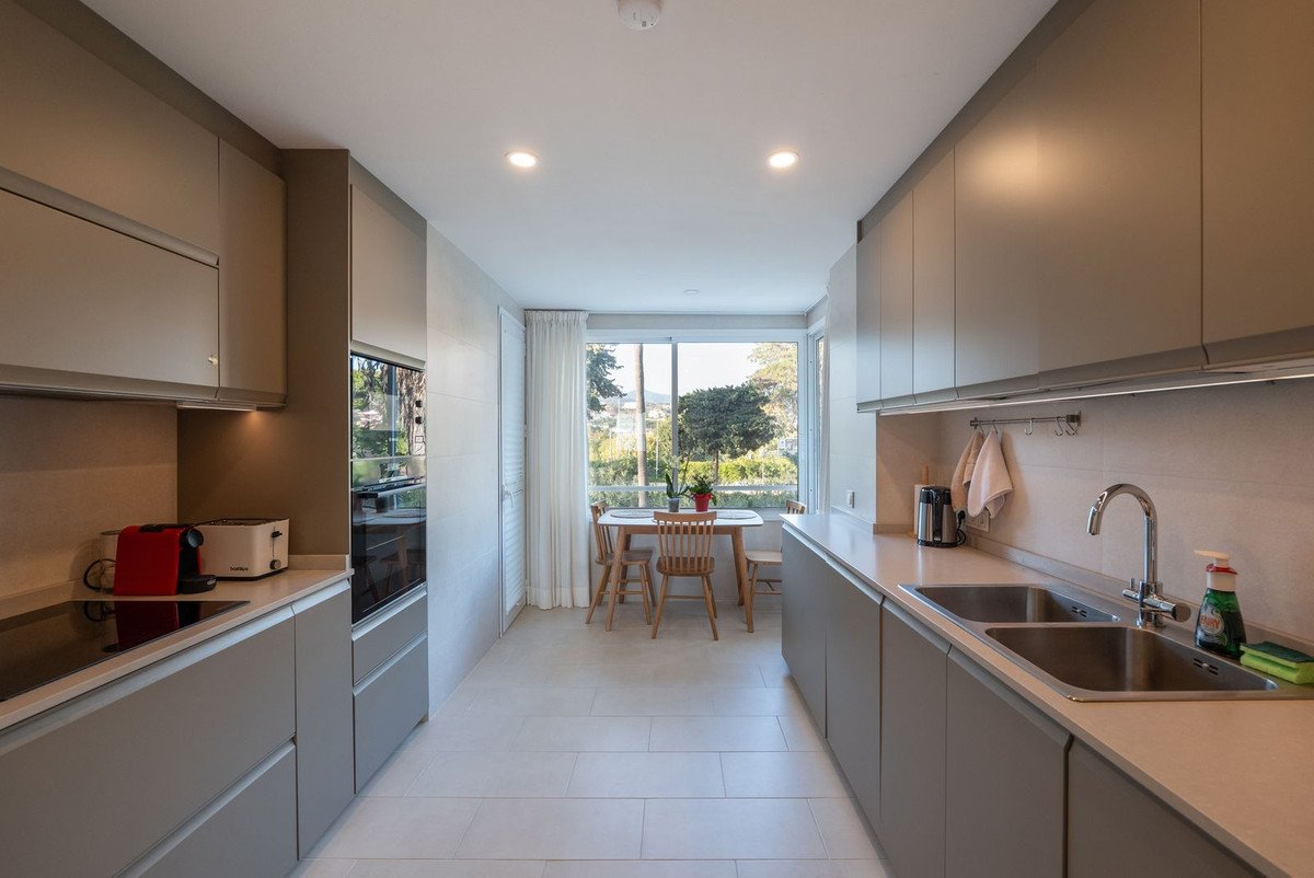 2 Bed Middle Floor Apartment in Estepona