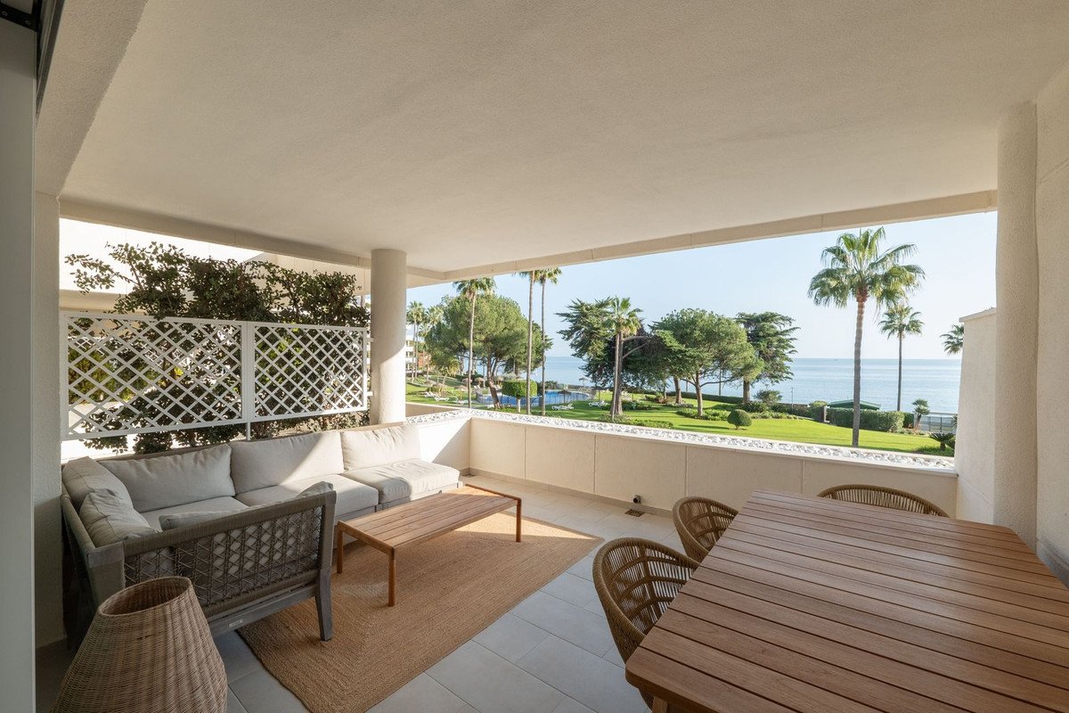 2 Bed Middle Floor Apartment in Estepona