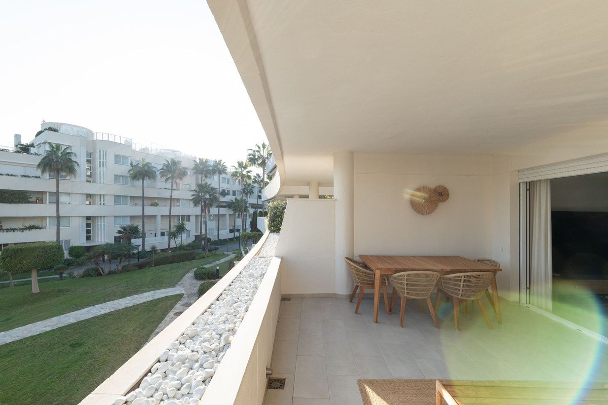 2 Bed Middle Floor Apartment in Estepona