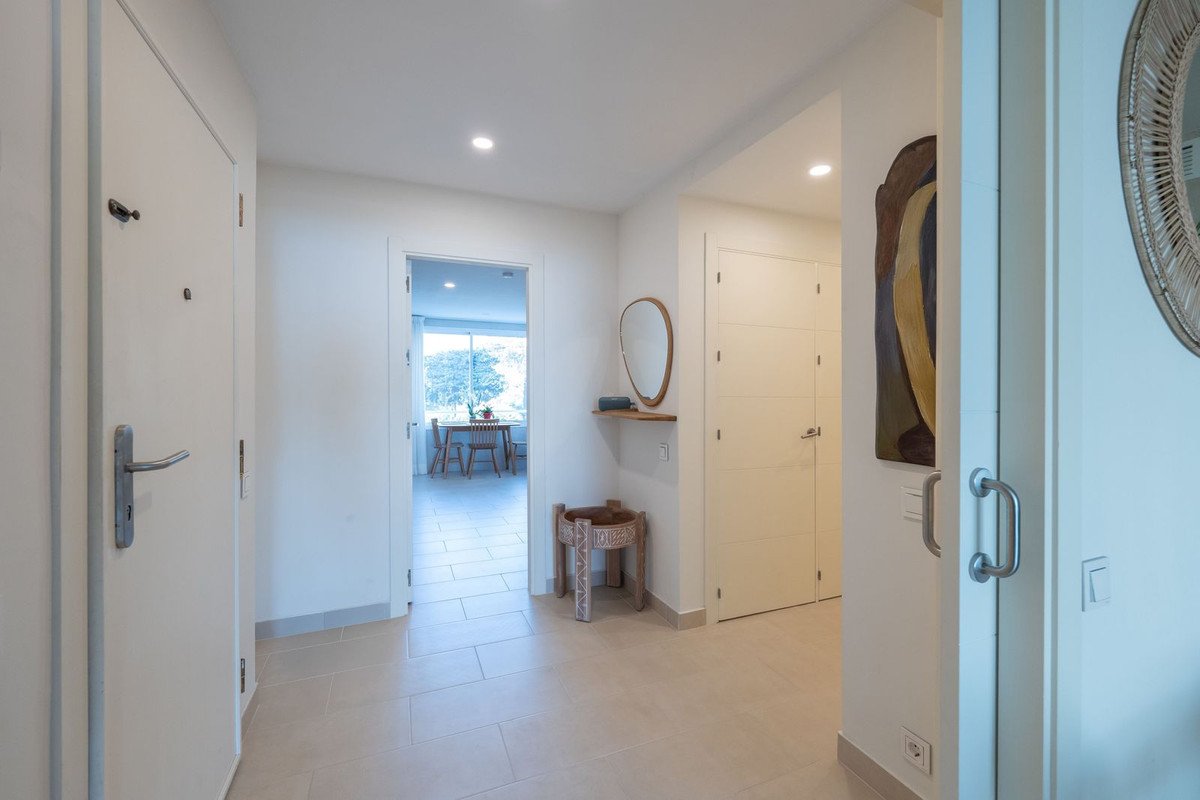 2 Bed Middle Floor Apartment in Estepona