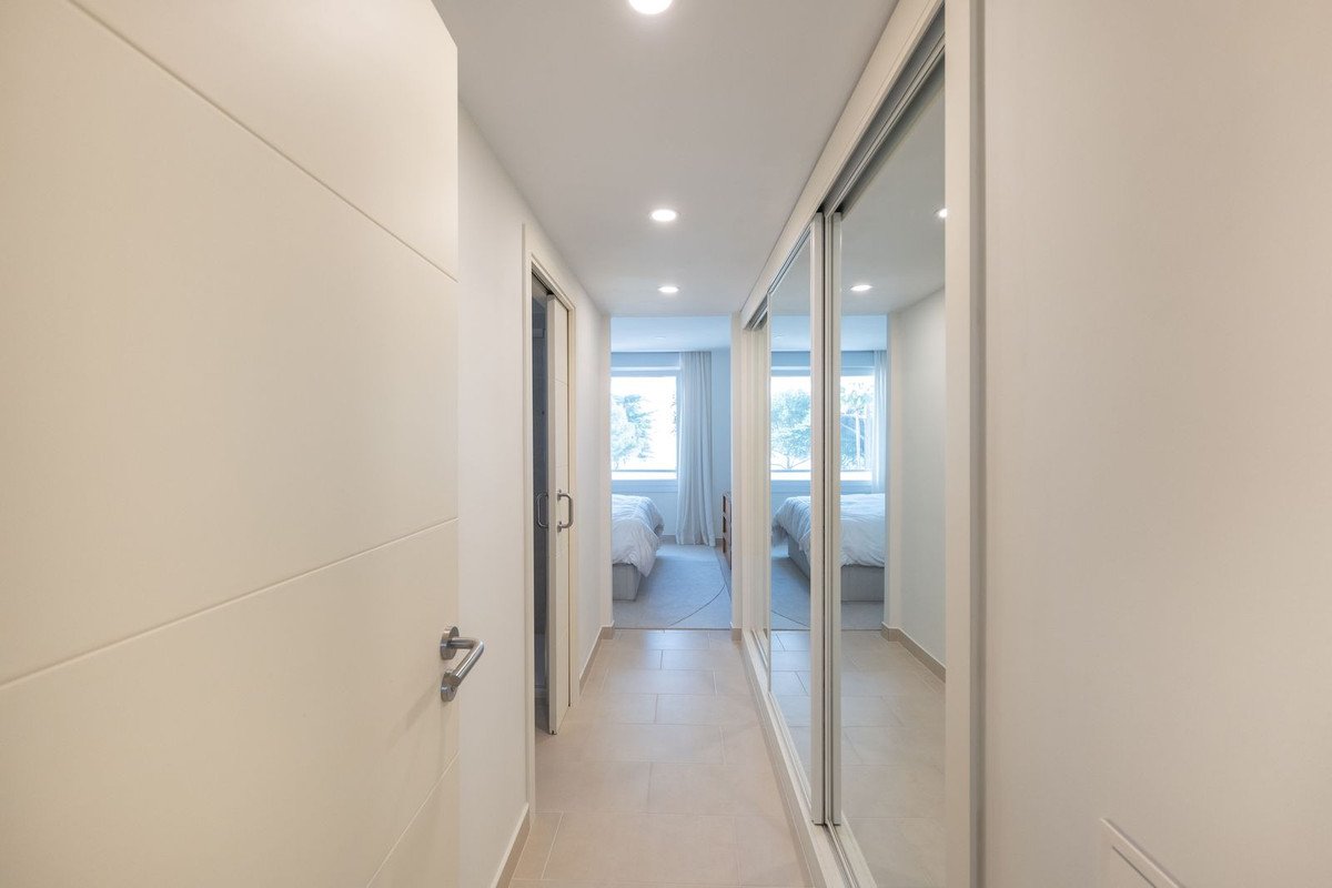 2 Bed Middle Floor Apartment in Estepona