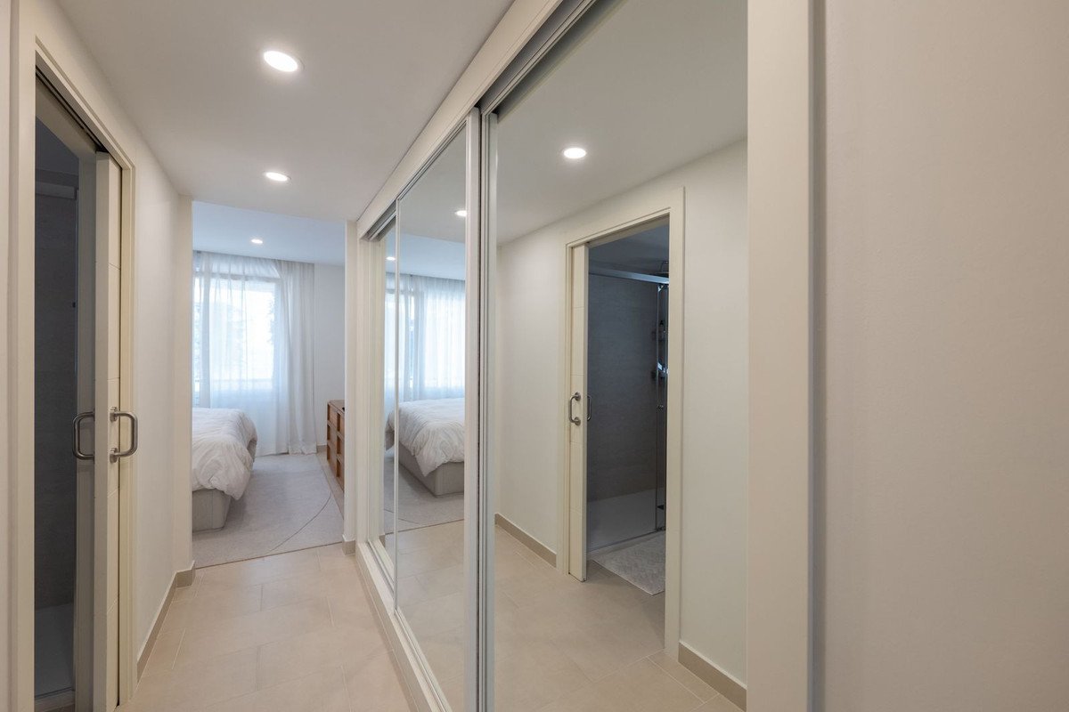 2 Bed Middle Floor Apartment in Estepona