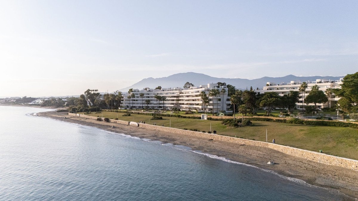2 Bed Middle Floor Apartment in Estepona