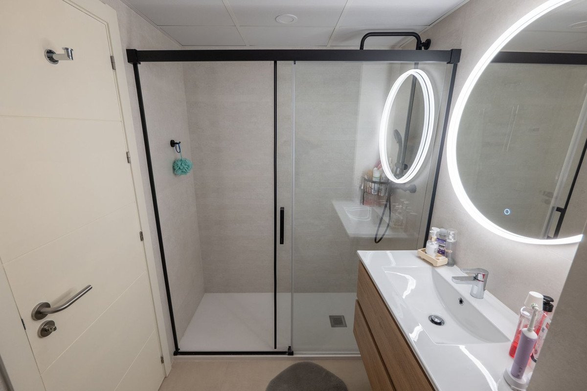 2 Bed Middle Floor Apartment in Estepona