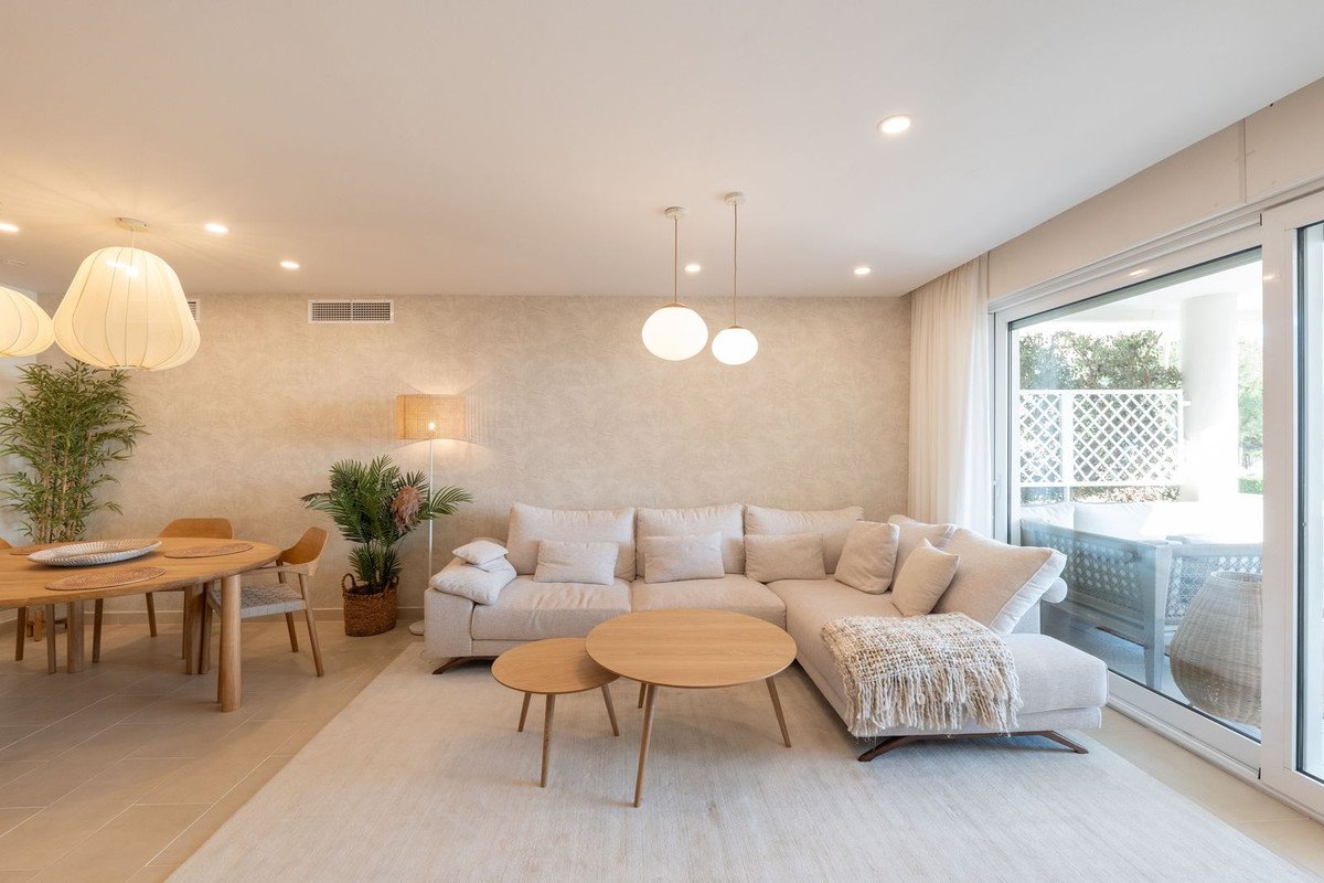 2 Bed Middle Floor Apartment in Estepona