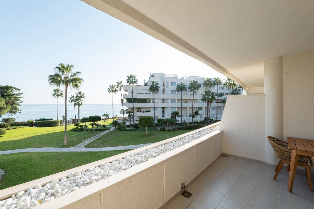 2 Bed Middle Floor Apartment in Estepona