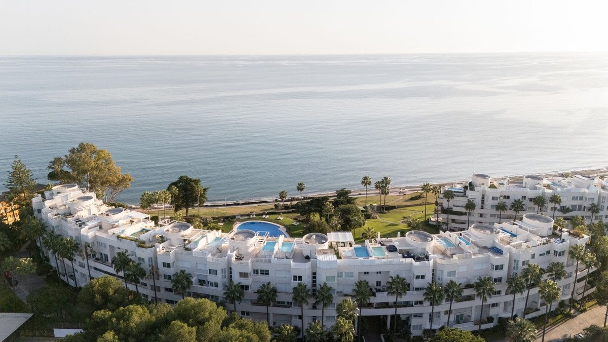2 Bed Middle Floor Apartment in Estepona